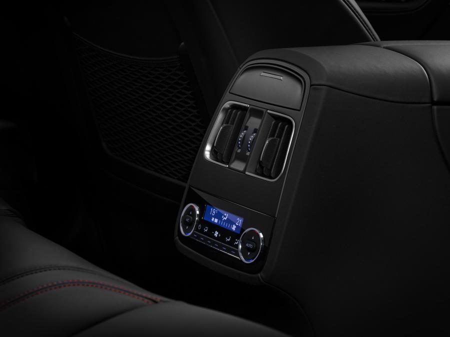 Детали интерьера Maserati Levante Trofeo 2018 года  (WW) (фото 25 из 62)